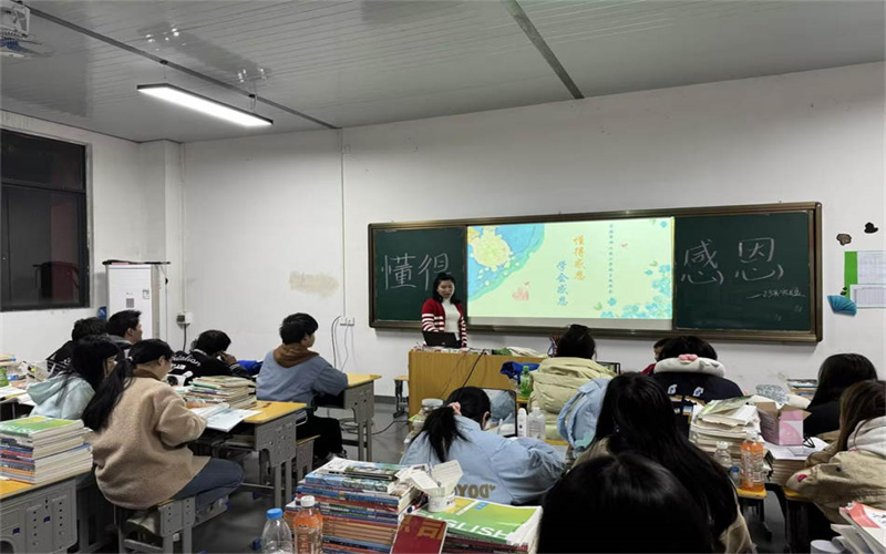 我校學(xué)工處組織“懂得感恩，學(xué)會感恩”主題班