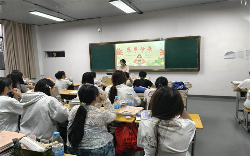 我校學(xué)工處組織各班級召開“感恩母愛，溫暖