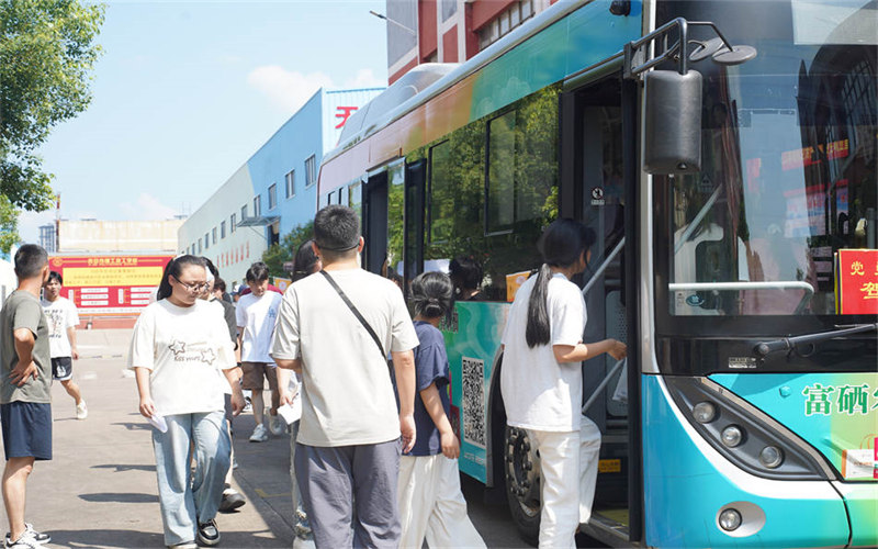 我校調(diào)派多輛大巴車護(hù)送考生提前“探路”高考考場